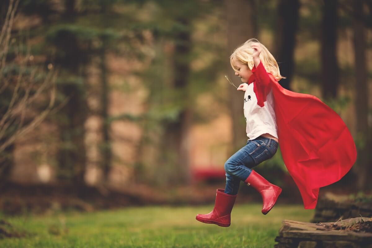 Un enfant portant une cape de héros