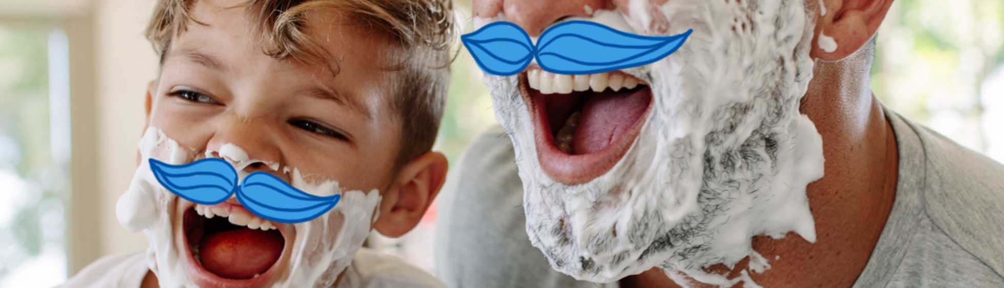 Un père et son petit fils jouant avec une crème à raser