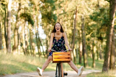 Une fille pleine d'énergie sur un vélo
