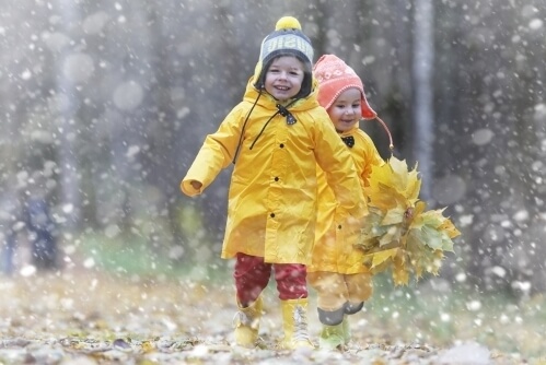 Enfants jouant dehors en hiver