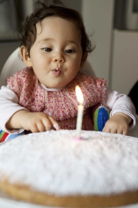 Un bébé qui fête son premier anniversaire